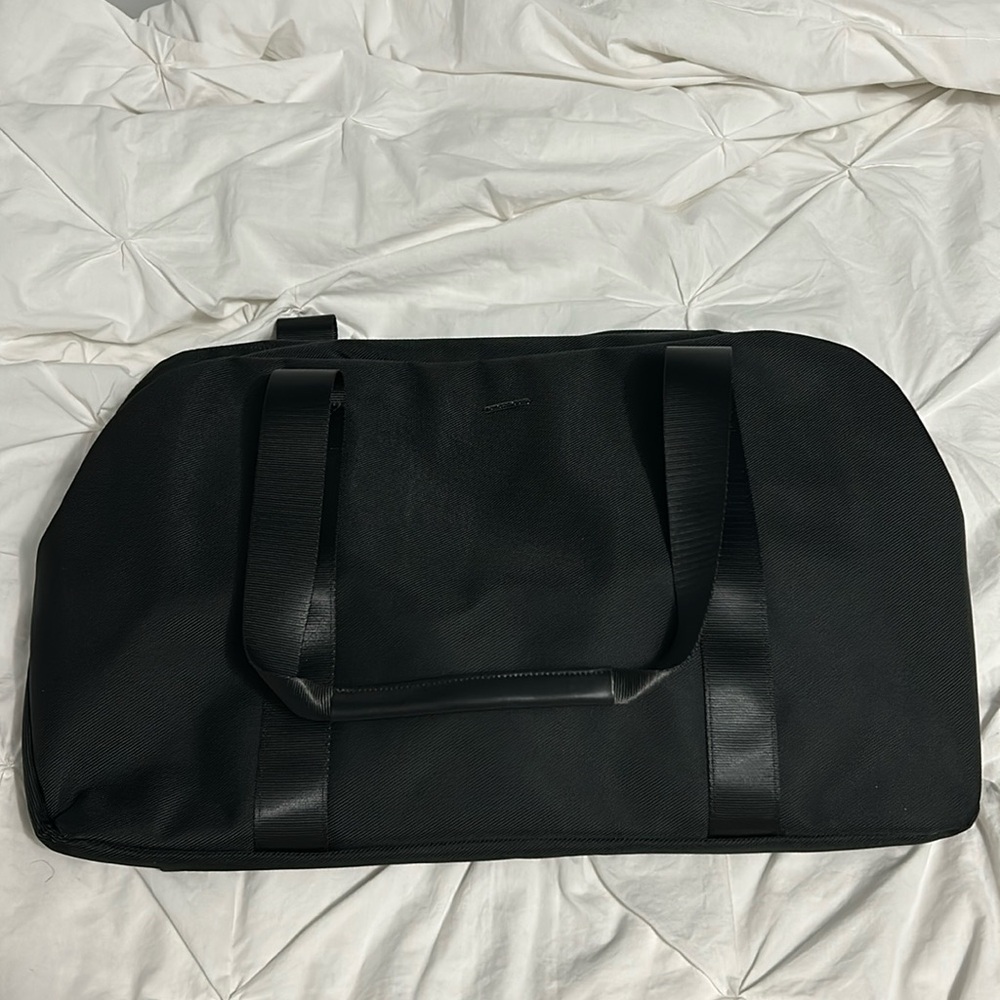 BLACK DUFFLE BAG